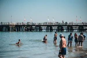 Coraz więcej zaginięć dzieci na plaży. "Rodzice często zaniżają czas zaginięcia"