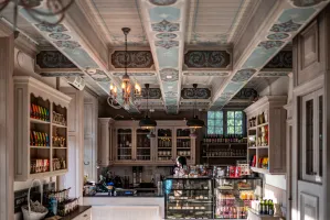 Chcesz zrobić wrażenie na gościach? 10 restauracji i kawiarni z wyjątkową lokalizacją