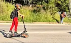 Rozpędzone hulajnogi coraz większym zagrożeniem? "Boimy się o dzieci"