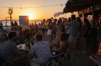 Gdzie potańczyć pod chmurką? Polecamy imprezy i miejscówki na weekend