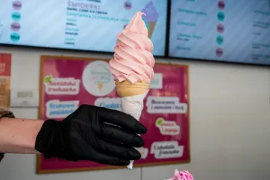 Ceny nad morzem 2026. Ile kosztują lody, gofry, frytki i zapiekanki?