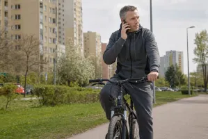 Rowerzysta z telefonem w ręku aresztowany