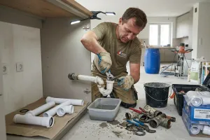 Ile kosztuje wymiana baterii i syfonu w 2026 roku? Cennik hydraulika za 30 minut pracy