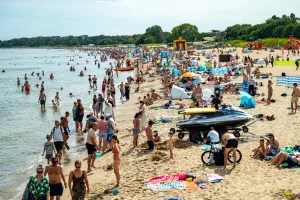 Alkohol na plaży. Ratownicy i lekarze alarmują: "Pijani plażowicze to codzienność"