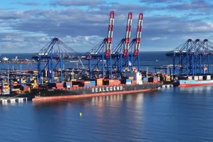Z Chin do Gdyni trasą arktyczną. Rusza stałe połączenie Sea Legend