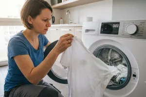 Pralka zostawia szare plamy na ubraniach? Winny nie zawsze jest detergent