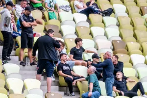 Kibice rozmawiali z piłkarzami Lechii Gdańsk, którzy nie grali. Dużo niewiadomych