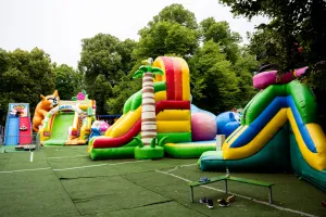 Ceny atrakcji nad morzem 2026. Ile kosztują gokarty, dmuchańce, SUP i inne plażowe rozrywki?