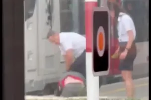 Bójka na peronie na Pomorzu. Przewoźnicy odcinają się od zdarzenia