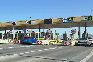 Nieczytelne oznakowanie na bramkach A1 - operator odpowiada