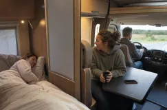 Czy można spać w kamperze podczas jazdy? Wyjaśniamy, co można robić w kamperze