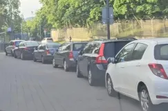 Przyjeżdżają na uczelnię i blokują przycmentarny parking