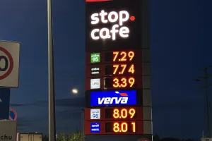 Paliwa drogie jak po wybuchu wojny. Ale ropa i dolar są dziś znacznie tańsze