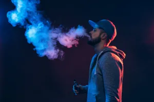 Rząd uderza w e‑papierosy: 50 zł akcyzy za urządzenie i droższy liquid