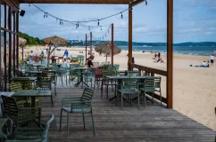 Gdzie na rybkę, drinka i jogę na plaży? Najlepsze beach bary w Trójmieście