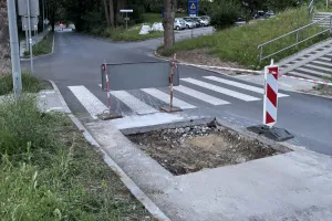 Świeżo wyremontowana ulica znów rozkopana. Montują progi zwalniające