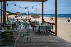 Gdzie na rybkę, drinka i jogę na plaży? Najlepsze beach bary w Trójmieście