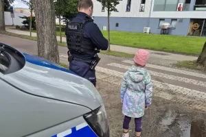 Zobaczyli zagubioną 6-latkę w tłumie i zareagowali