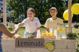 Lemoniada sprzedawana przez dzieci. Sanepid wyjaśnia, czy to legalne