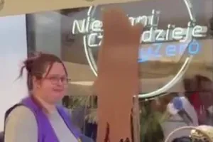 Sztuczne ekskrementy na szybie lokalu Kuby Wojewódzkiego