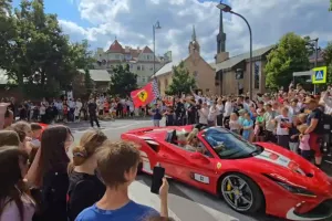 Kilkanaście Ferrari w Sopocie i tłumy na mecie