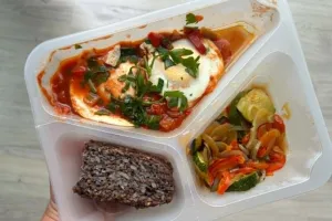 Jedzenie na cały dzień za 40 zł? Przetestowaliśmy cateringi dietetyczne od Too Good To Go