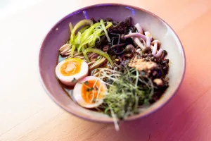 Potrafią zrobić ramen, ale nie ogórkową. Jak gotują młodzi?