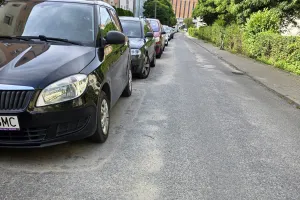 Gdynia nadal sprząta po zimie. "Ile można czekać na pozbycie się górek piachu?"