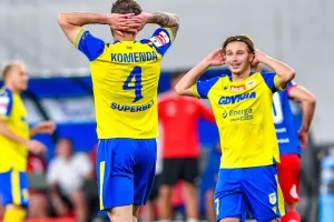 Arka Gdynia zapełniła sponsorami koszulkę. Na sprzedaż miejsce na spodenkach