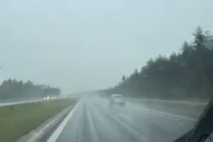 Deszcz i fatalna widoczność - przełącz światła do jazdy dziennej na mijania