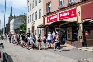 Kolejka przed barem mlecznym po wizycie Książula