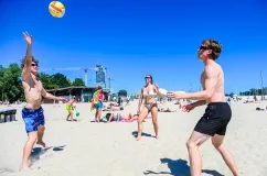 Na plaży dziecko może się aktywnie bawić lub uprawiać sport