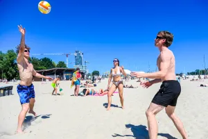 Na plaży dziecko może się aktywnie bawić lub uprawiać sport