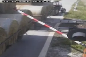 Kierowca przyczepy z sianem z zarzutami po zderzeniu z pociągiem
