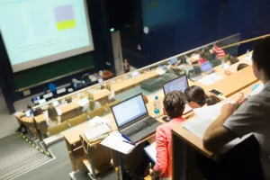 Te kierunki studiów są wśród hitów rekrutacji: AI, psychologia, prawo i kryminologia