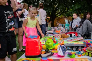 Dzieci sprzedają zabawki, książki i gry na Jarmarku św. Dominika. Trwa wyjątkowy pchli targ