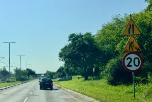 20 km/h przed zwężeniem, za nim 30. Absurdalne znaki