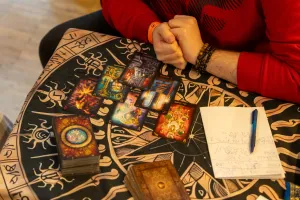Astrologia zamiast psychoterapii? Dlaczego wykształceni ludzie uciekają w horoskopy