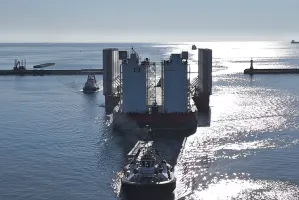 Gigantyczna barka w Porcie Gdynia