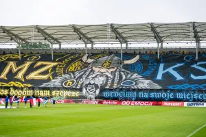 Unia Skierniewice - Arka Gdynia. Polubić poniedziałki, odzyskać fotel lidera