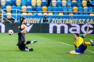 Unia Skierniewice - Arka Gdynia 2:0. Zimny prysznic i czerwona kartka