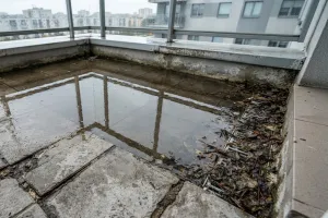 Woda stoi na balkonie? Przyczyny i skuteczne sposoby naprawy