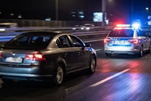 Sąd wypuścił pirata drogowego, drugi chce go zamknąć. A kierowca zniknął