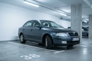 Sąsiad parkuje na twoim miejscu postojowym? Czy możesz wezwać lawetę na jego koszt?
