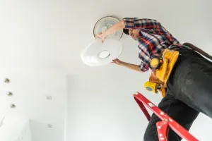Ile bierze elektryk za podłączenie lampy sufitowej? Tyle zapłacisz za jedną lampę w 2026 r.