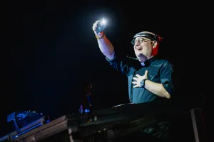 Ksiądz DJ podbił Ergo Arenę. Lasery, remiksy i tysiące fanów