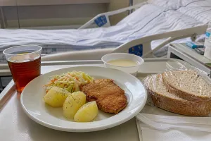 14 godzin bez posiłku i przeterminowane jedzenie? Sanepid kontrolował szpitale