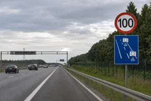 Czy przed odcinkowym pomiarem prędkości powinien stać znak ograniczenia?