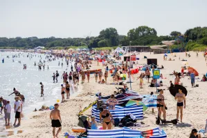 Kukurydza, drożdżówka z piaskiem i zapach kremu. Plażowanie jak podróż do dzieciństwa