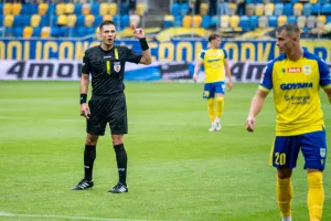 Arka Gdynia ponad 40 meczów bez rzutu karnego, a trener to powiedział o sędziach